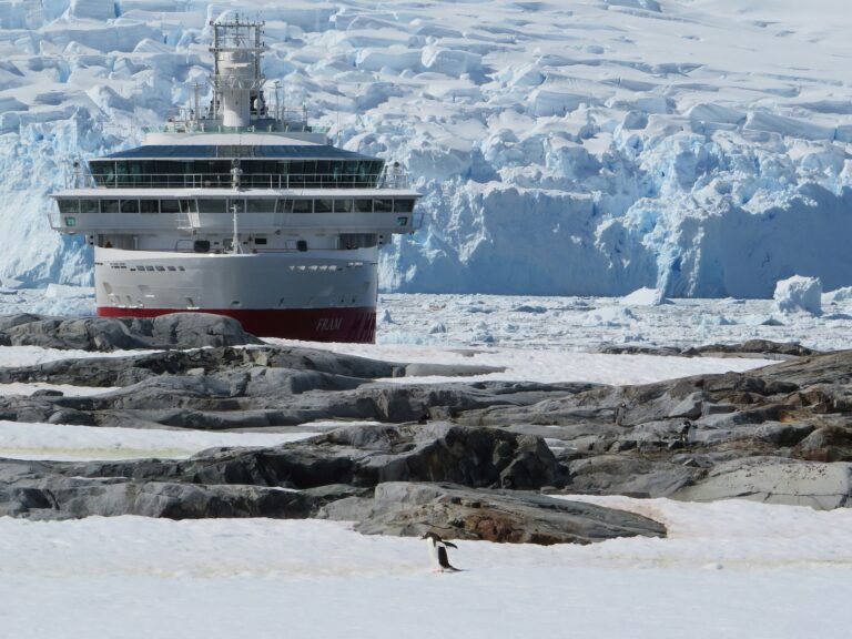 Většina návštěvníků Antarktidy je ubytována přímo na lodi. Foto: heidemsy / Pixabay.