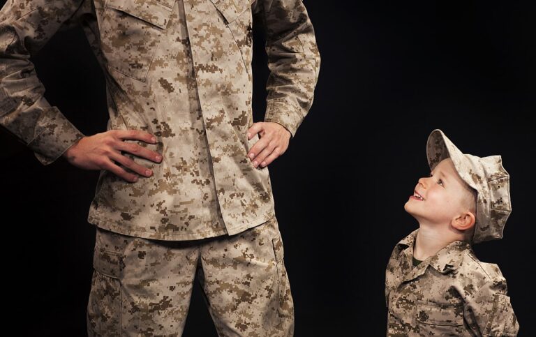 Otec by měl být svému synovi vzorem. FOTO: Marines from Arlington, VA, United States/Creative Commons/Public domain