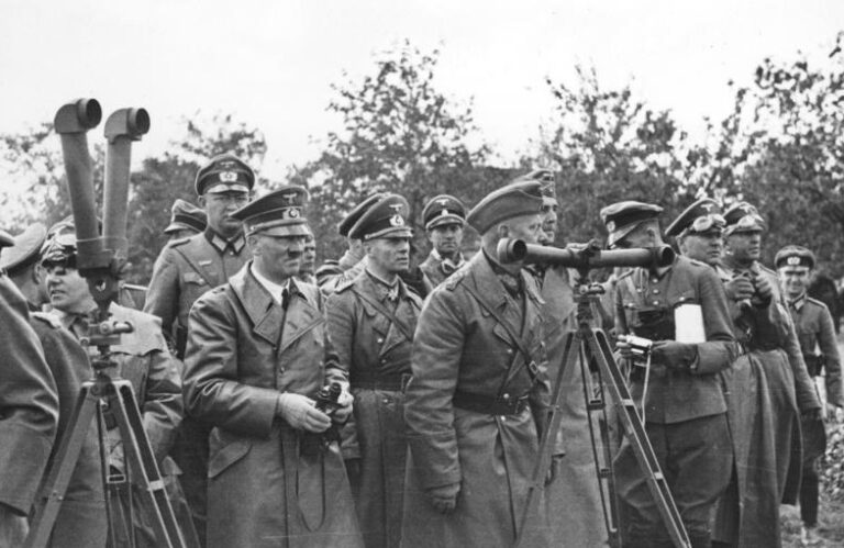 Martin Bormann, Adolf Hitler, Erwin Rommel a Walter von Reichenau Foto: Bundesarchiv, Bild 101I-013-0064-35 / Kliem / CC-BY-SA 3.0