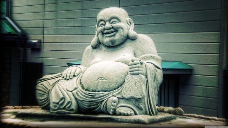 Buddha v podobě veselého tlouštíka je ve skutečnosti čínský zenový mnich Čhci Cch', veselý kumpán, který rozdává radost dětem i dospělým. (pxfuel)