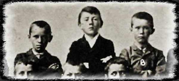 Desetiletý žák základní školy Hitler (uprostřed) FOTO: auschwitz / Creative Commons / volné dílo