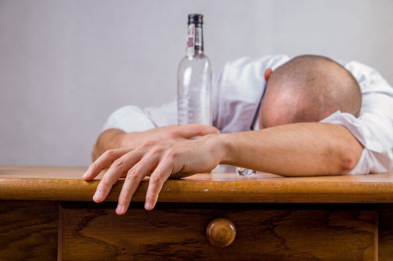 Muži se u nás bohužel drží na světové špici, pokud jde o konzumaci alkoholu... Foto: Pixabay