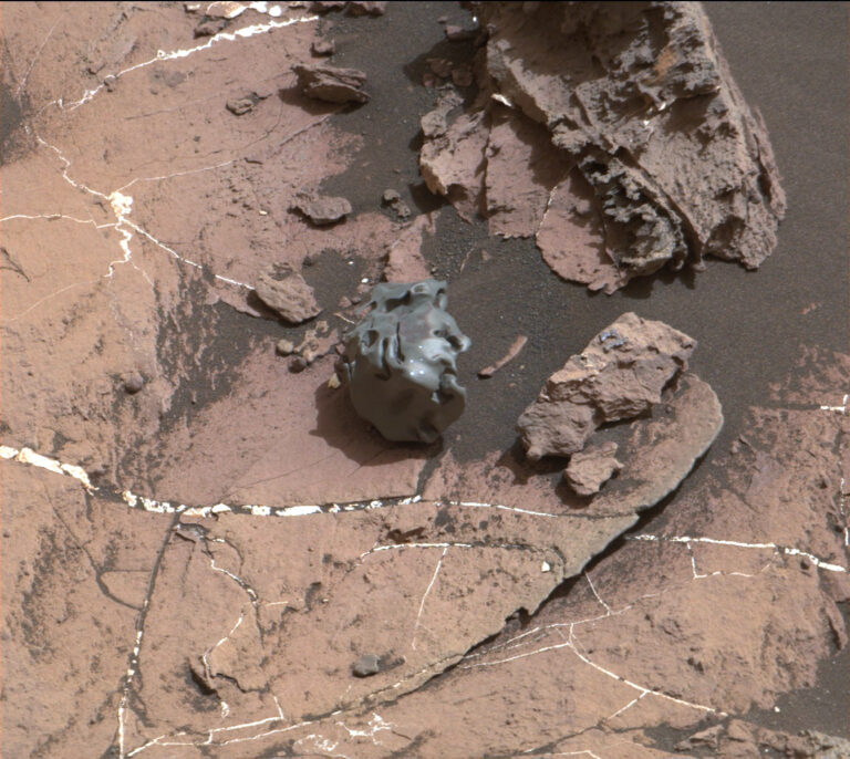Curiosity také narazilo, a jeho laserové pulzy to potvrdily, i na železo-niklový meteorit.