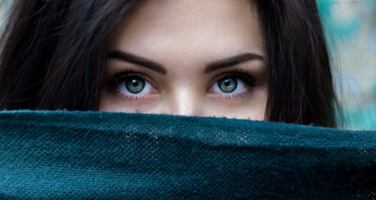 Ženské oči mrkají oproti těm mužských dvakrát tolik. Možná proto, že vše pozorují s větší ostražitostí. Foto: StockSnap / Pixabay.