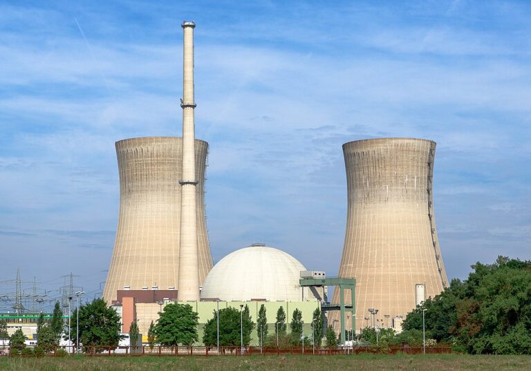 Atomové elektrárny sice stojí, blázniví ekoaktivisti se je však pokoušejí zlikvidovat a často se jim to daří. (Avda, CC BY-SA 3.0, commons.wikimedia