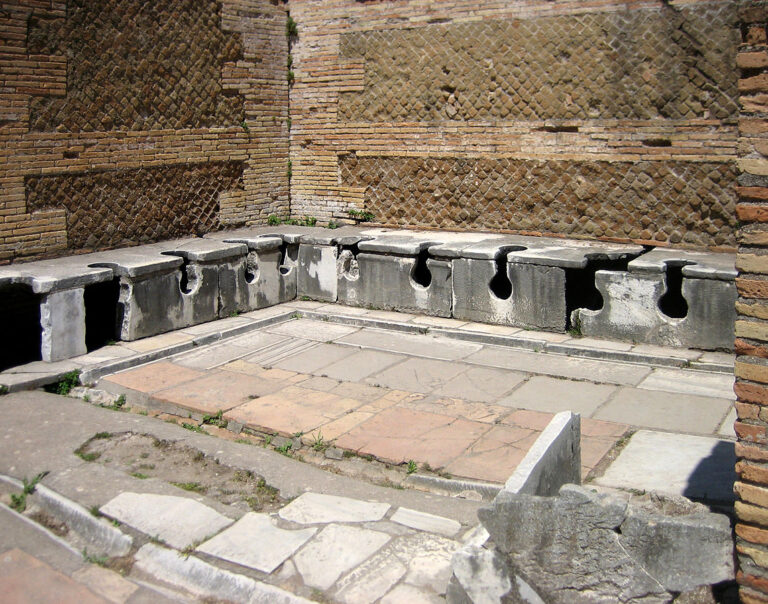 Veřejné WC v Ostii u Říma. FOTO AlMare/Creative Commons/CC BY-SA 2.5