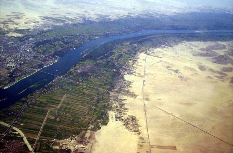 Nil je životodárný pro celý Egypt. Na snímku řeka protékající Luxorem. FOTO: Bionet / Creative Commons / volné dílo