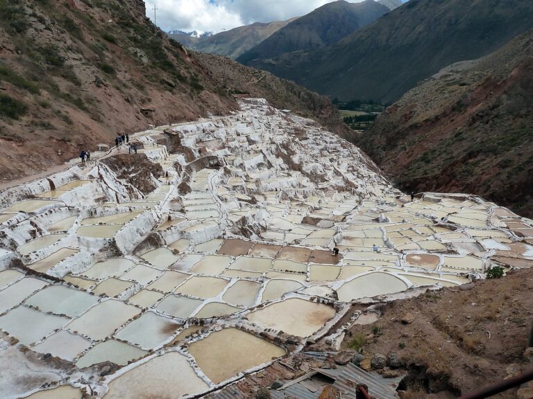 Odpařovací jezírka pro výrobu soli existují v Peru už před Inky. (pululante, CC BY 2.0, commons.wikimedia)
