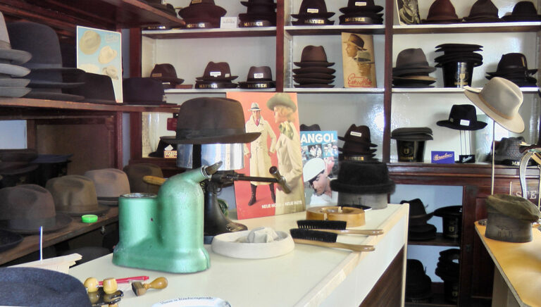 Přibližně takto vypadal obchod s klobouky kolem roku 1900. FOTO: Helge Klaus Rieder - Freilichtmuseum Roscheider Hof/Creative Commons/CC BY-SA 3.0