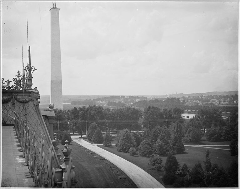 Stavba památníku se v roce 1884 blíží ke svému dokončení.(Foto: neznámý autor / commons.wikimedia.org / volné dílo)