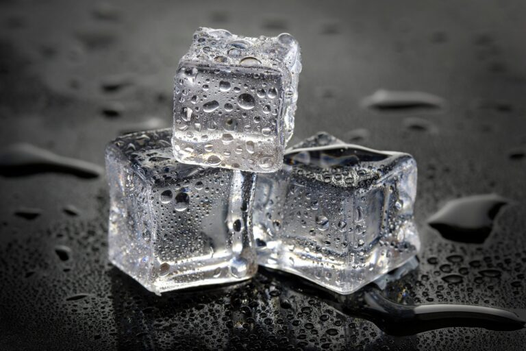 Člověk s chorobným strachem ze zimy se nedotkne kostky ledu! Foto: Dragon77 / Pixabay.