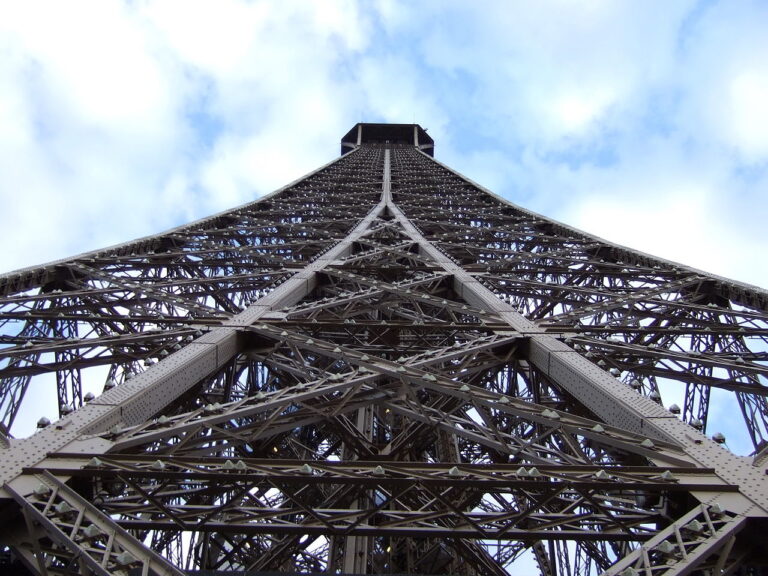 Pohled na vrchol Eiffelovky z jejího prvního patra. FOTO: medajancik/Creative Commons/CC BY-SA 3.0