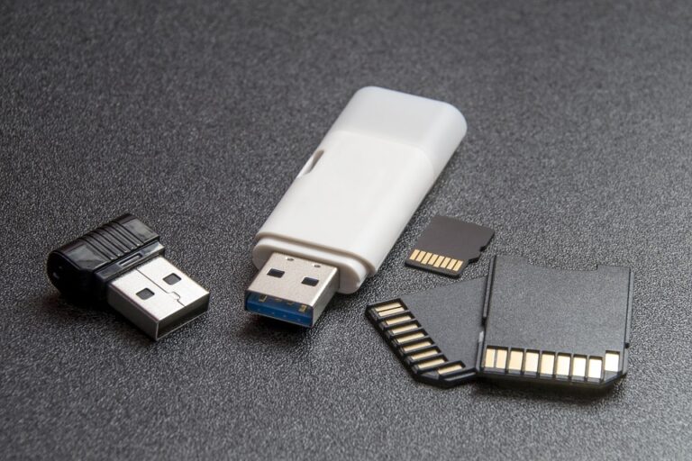 Karty s pamětí RAM využívané v noteboocích jsou velikostně přibližně poloviční oproti těm, které se využívají u stolních počítačů, přestože mohou být stejně výkonné. Foto: Pixabay
