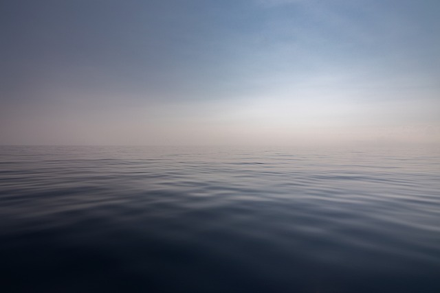 Tulácká vlna se může objevit zničehonic i na klidném moři.(Foto: Dim Hou / Pixabay)