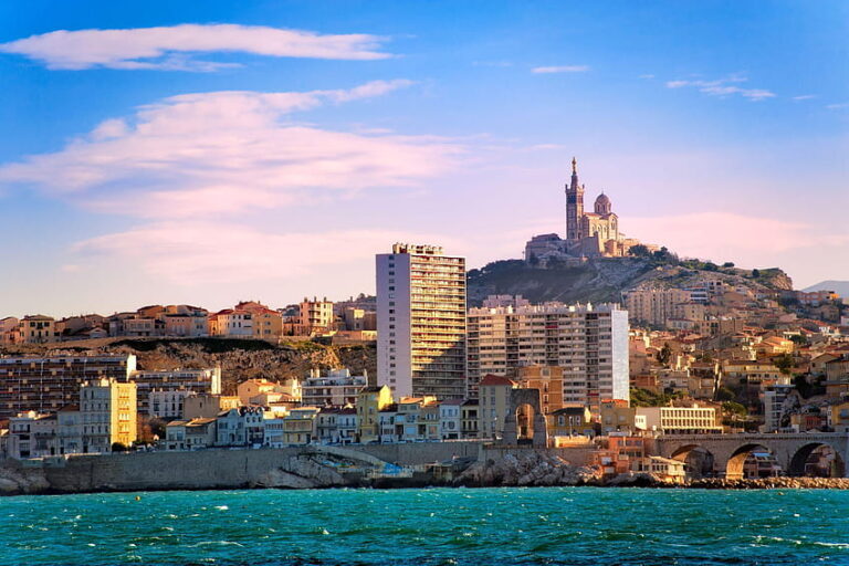 V Marseille najdou Carbone a Spirito ideální základnu pro své kšefty. Foto: pxfuel
