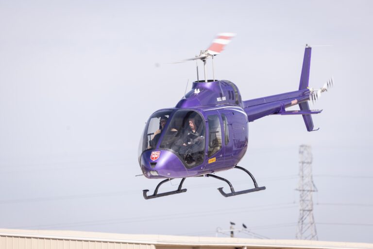 Bell 505 se stal prvním jednomotorovým vrtulníkem na světě, který létá na 100 % udržitelné letecké palivo. Foto: Bell Textron