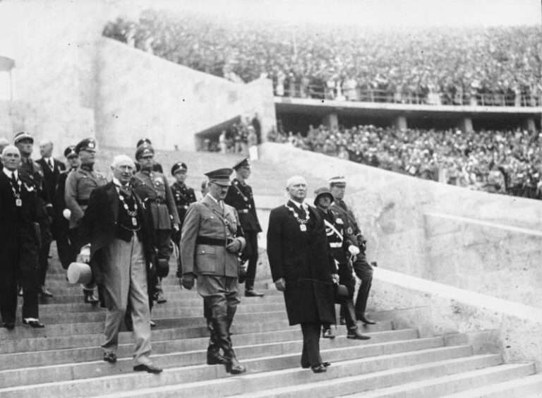 Zahajovacího ceremoniálu se přichází zúčastnit i Adolf Hitler. FOTO: Bundesarchiv Bild / Creative Commons / CC BY-SA 3.0 de