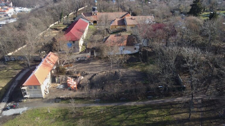 Chátrající usedlost na Cibulce včetně přilehlých zahrad zakoupila Nadace rodiny Vlčkových na jaře v roce 2021. Foto: Nadace rodiny Vlčkových