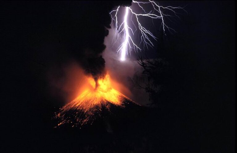 Časté sopečné erupce k době dinosaurů patřily. FOTO: Oliver Spalt / Creative Commons / CC BY 2.0