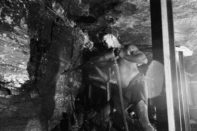 Dělník v britském uhelném dole v roce 1942(Foto: neznámý autor / commons.wikimedia.org / volné dílo)
