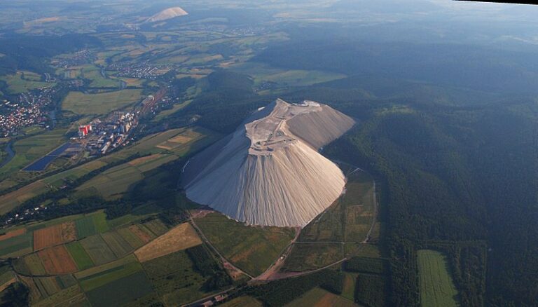 Monte Kali tvoří ojedinělé a neotřelé panorama Hesenska. (Wolkenkratzer / wikimedia.commons.org / CC BY-SA 3.0)