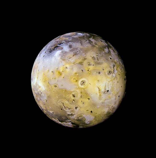 Povrch měsíce Io ukrývá mnoho prazvláštních útvarů. Foto: Kevin M. Gill / Creative Commons / CC BY 2.0.