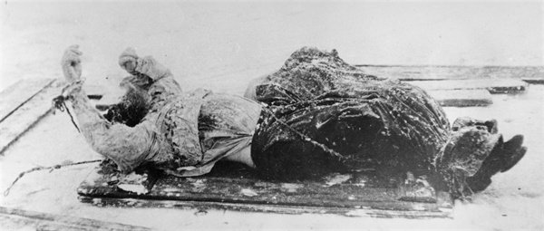 Mrtvolu hodili do řeky - policejní snímek z jejího nálezu. FOTO: Neznámý autor/Creative Commons/PD-Russia-1996