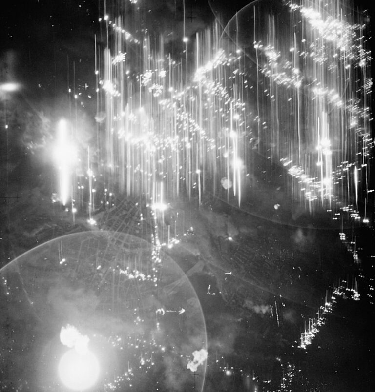 Fotka z nočního útoku RAF na Hamburk z 24./25. července 1943. FOTO: Royal Air Force official photographer/Creative Commons/Public domain