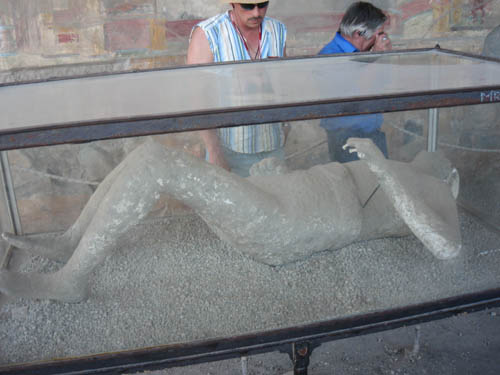 Děsivé pózy obětí v Pompejích, které usmrtily žhavá mračna, byly způsobené křečovým stažením svalů během smrti, jakožto následek vystavení velmi vysokým teplotám.MаратД/Creative Commons/CC BY-SA 4.0