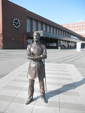 Trať navrhnul železniční inženýr Jan Perner. Jeho socha před pardubickým nádražím. FOTO: Michal Maňas/Creative Commons/ CC BY 4.0