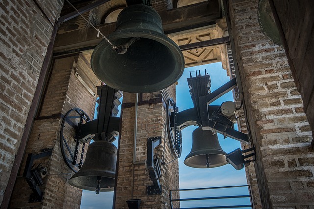Zvony se na Zelený čtvrtek podle legendy vydávají za papežem do Říma.(Foto: Gerhard Bögner / Pixabay)