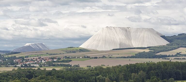 Okolí Heringenu nezdobí jen Monte Kali, několik kilometrů od hory soli se nachází další bílý obr. (Uwe Aranas / wikimedia.commons.org / CC BY-SA 3.0)