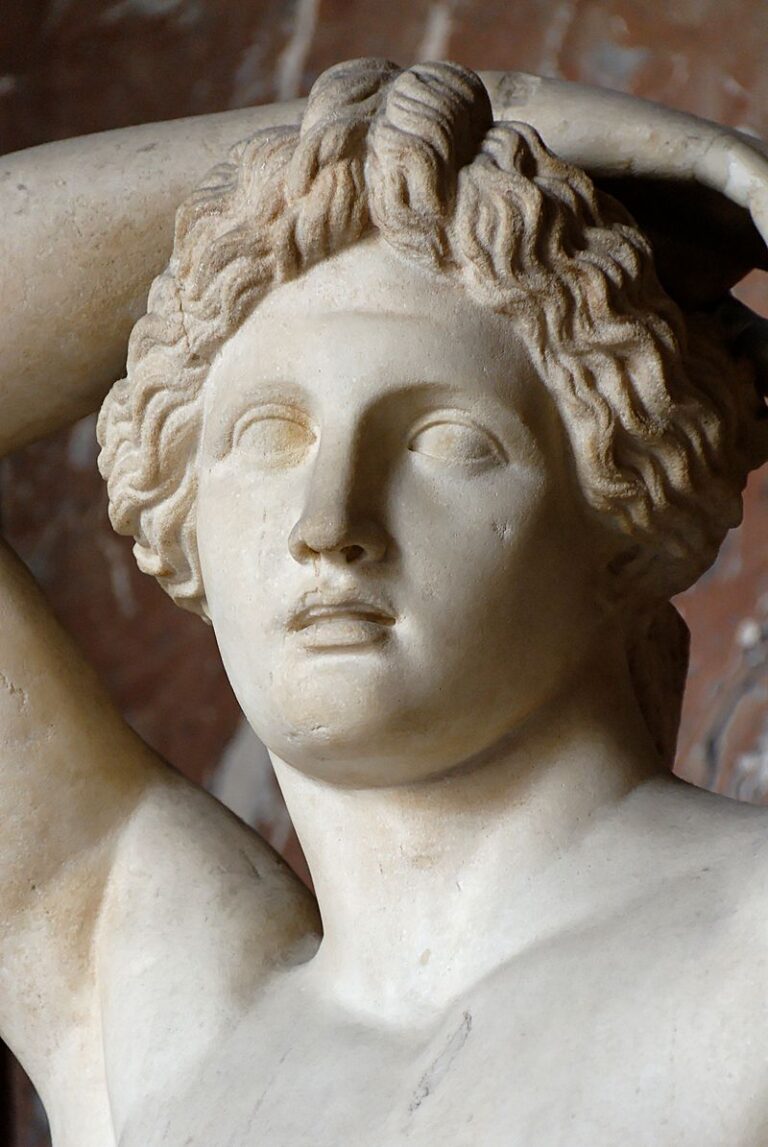 Bůh Apollón se rozhodne mstít lidem a pošle na ně příšeru. Olympijský hrdina ji zabije. FOTO: Louvre Museum/Creative Commons/Public domain