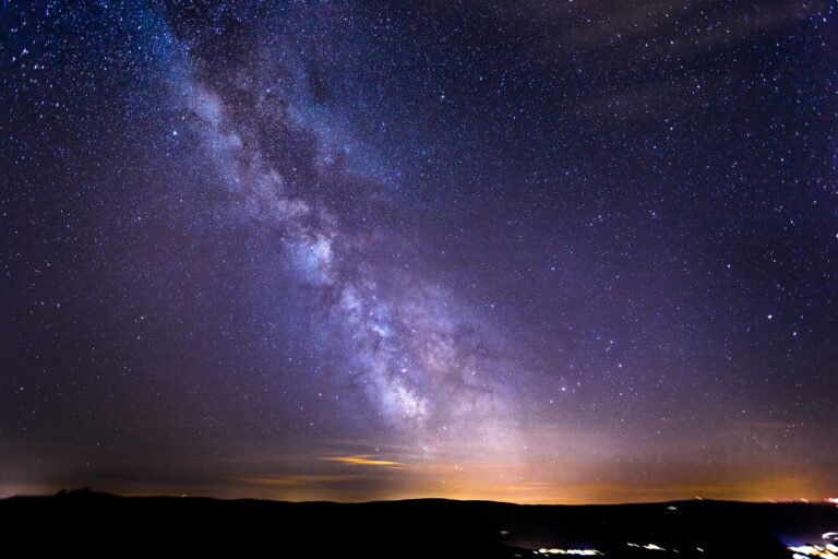 Míst, odkud můžeme zahlédnou ramena Mléčné dráhy, je na Zemi čím dál tím méně. Foto: Angeleses / Pixabay.