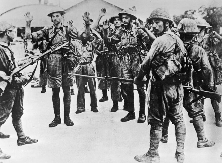 Vzdávající se jednotky Suffolkského pluku zadržela japonská pěchota. FOTO: Neznámý autor/Creative Commons/Public Domain