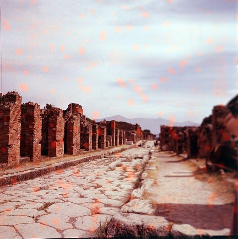 Zříceniny Pompejí; Via della Fortuna, pohled na východ, od křižovatky s Vicolo Storto. FOTO: Maurice Luyten/Creative Commons/CC BY 4.0