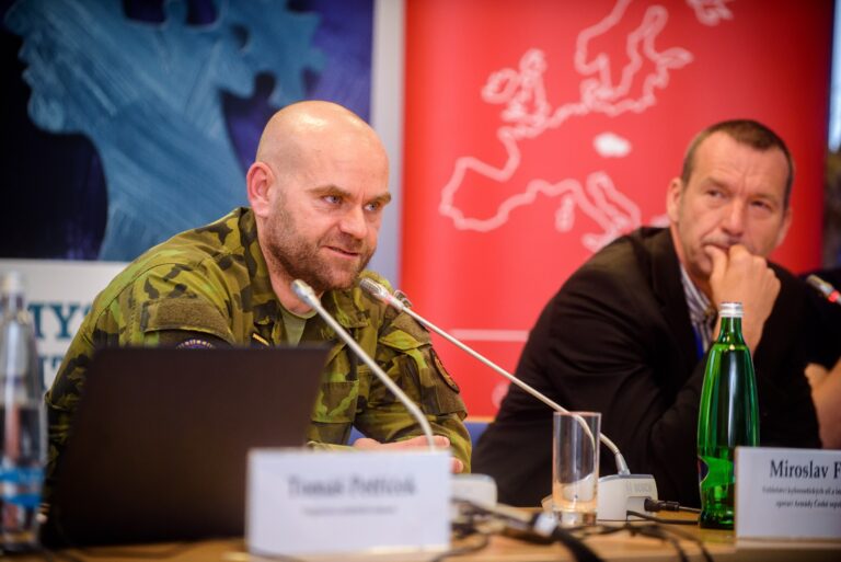 Generál Miroslav Feix: Jenom na armádu se spoléhat nemůžeme.