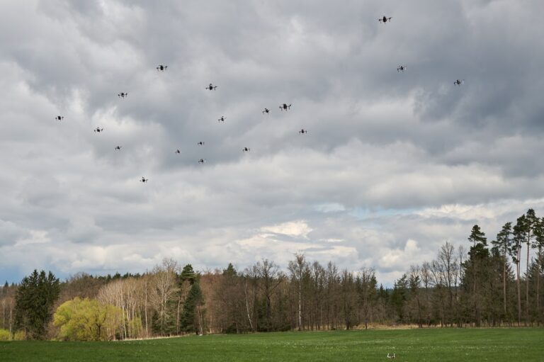 Roj plně autonomních dronů připomínají hejna ptáků. Foto: Petr Neugebauer, FEL ČVUT