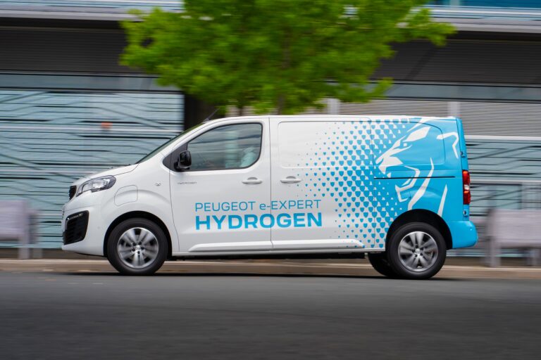 Automobilový koncern Stellantis začal vyrábět první sériové dodávky na vodík. Foto: Stellantis