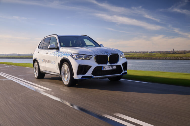 BMW vyslala na silnice první stovku vozů pilotní vodíkové flotily BMW iX5 Hydrogen. Foto: BMW