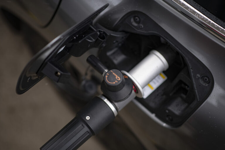 Tankování vodíku je podobně nenáročné jako u CNG. Foto: Toyota