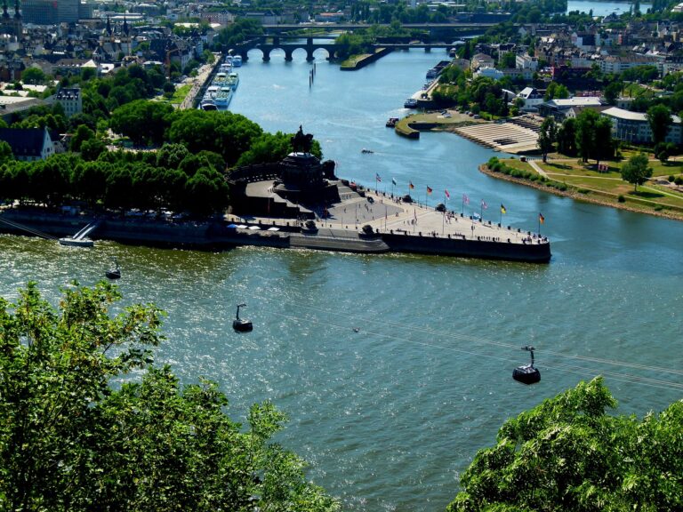 Nad řekou Rýn ve městě Koblenz přejíždí celkem 18 kabinek, rychlostí 18 km/h. Foto: heju / Pixabay.