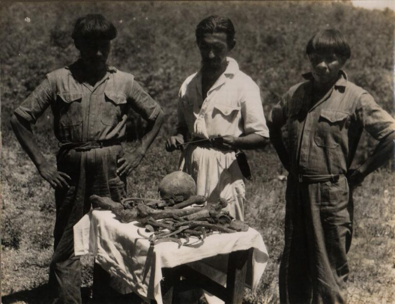 Orlando Villas Bôas (uprostřed) s kostmi nalezenými v roce 1951 (CC BY-SA 3.0, commons.wikimedia)