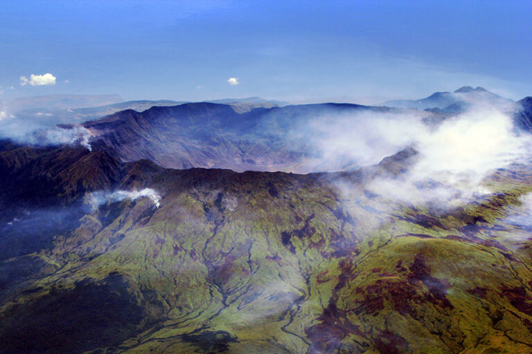 Kráter vulkánu Sumbawa z letadla. FOTO: Jialiang Gao (peace-on-earth.org)/Creative Commons/CC BY-SA 3.0