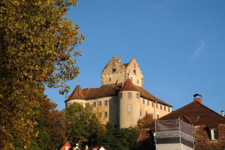 Meersburg, jeden z 25 000 německých hradů! Foto: Hans / Pixabay.