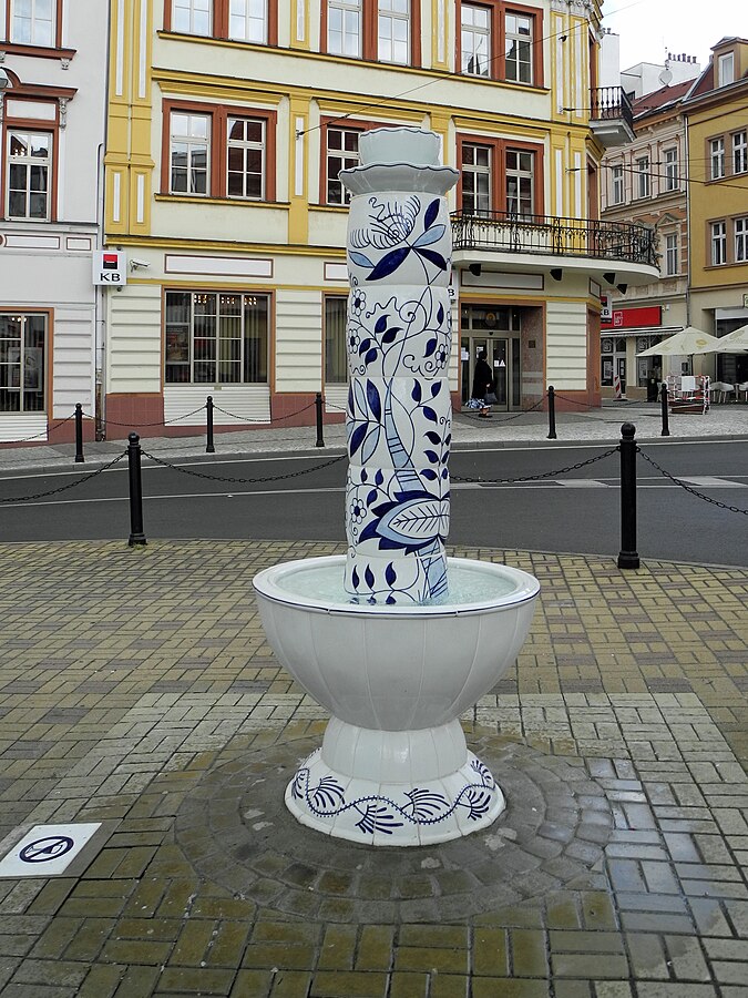 Česká porcelánka v Dubí zhotovila do Teplic cibulákovou kašnu. FOTO: SchiDD/Creative Commons/CC BY-SA 4.0