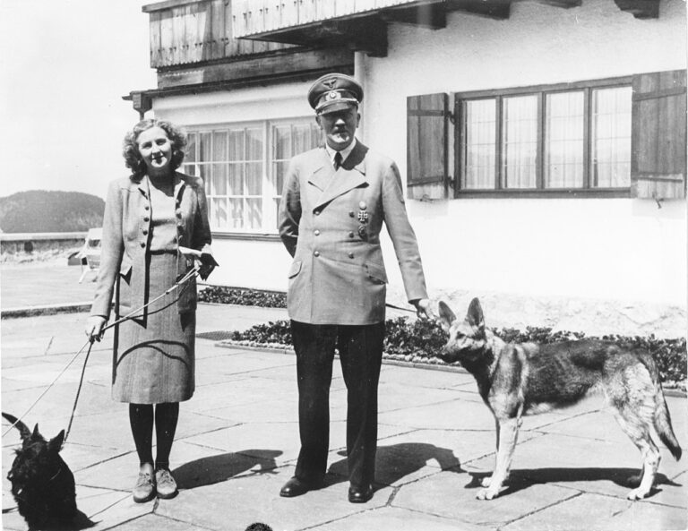 Svoje psy měl Adolf Hotler rád, to mu ale nebránilo dělat na nich pokusy. Na obr. S Eevou Braunovou na Berghofu. FOTO: Bundesarchiv, B 145 Bild-F051673-0059 /Creative Commons/ CC-BY-SA, CC BY-SA 3.0 DE