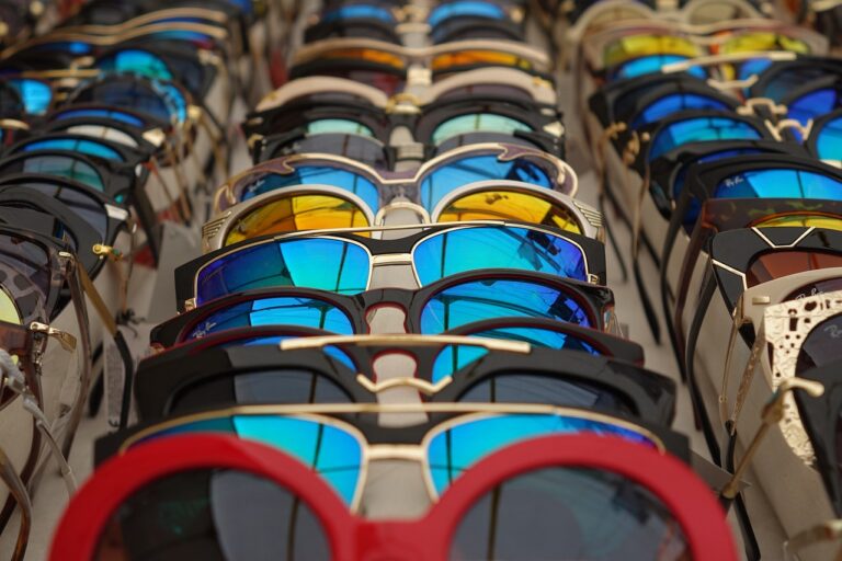 Ve 20. letech 20. století odstartují sluneční brýle módní šílenství. Foto: Semevent / Pixabay.