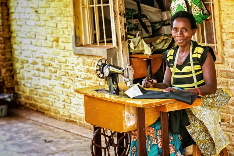Ne všechny ženy ve Rwandě zůstávají u domácích prací. Mnohé míří do politiky! Foto: Portraitor / Pixabay.