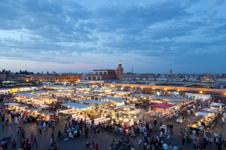 Trhy na náměstí Jemaa el-Fnaa stojí za to navštívit. FOTO: Boris Macek / Creative Commons / CC BY-SA 3.0